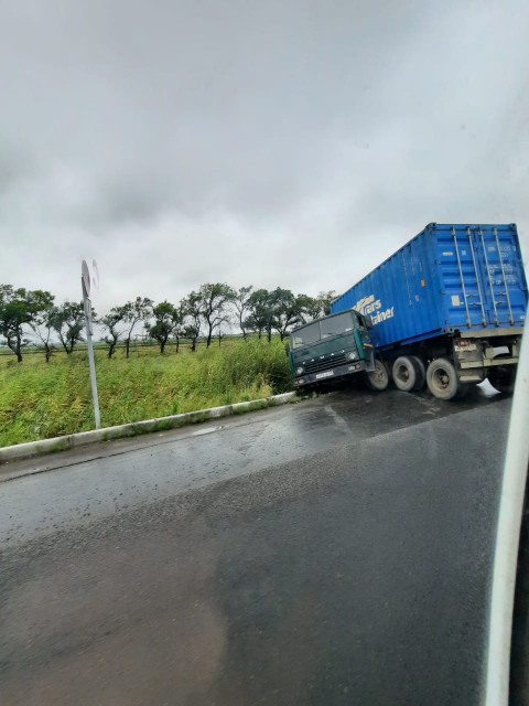 Фото-репортаж: Непогода в Приморье складывает КамАзы пополам и выбрасывает легковушки на обочину