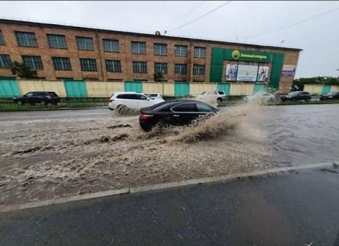 Фото-репортаж: Город плывет: Ливень снова затопил дороги Владивостока
