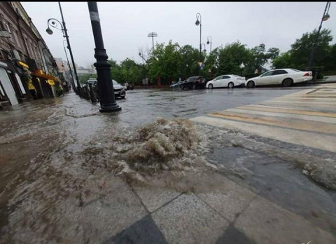 Фото-репортаж: Город плывет: Ливень снова затопил дороги Владивостока