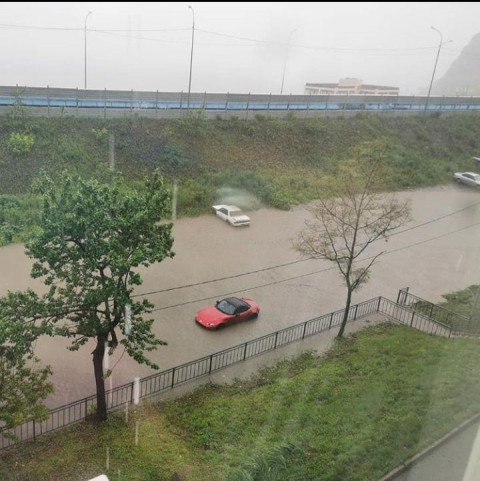 Фото-репортаж: Город плывет: Ливень снова затопил дороги Владивостока