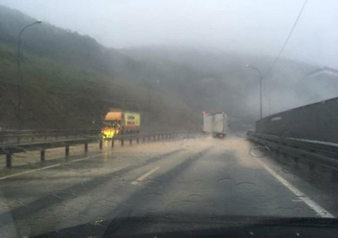 Фото-репортаж: Город плывет: Ливень снова затопил дороги Владивостока