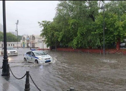 Фото-репортаж: Город плывет: Ливень снова затопил дороги Владивостока