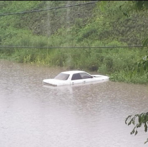 Фото-репортаж: Город плывет: Ливень снова затопил дороги Владивостока