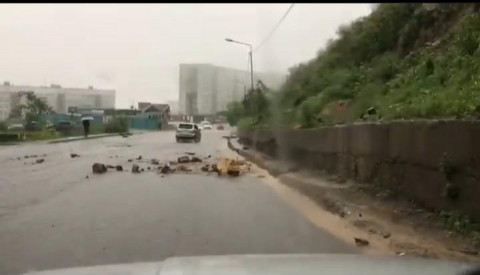 Фото-репортаж: Город плывет: Ливень снова затопил дороги Владивостока