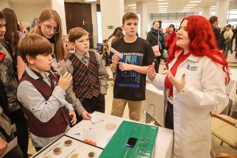 Фото-репортаж: Парфюм, шарики сока, личный сад, квиз – научный фестиваль работает в ДВФУ