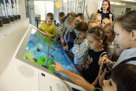 Фото-репортаж: Парфюм, шарики сока, личный сад, квиз – научный фестиваль работает в ДВФУ