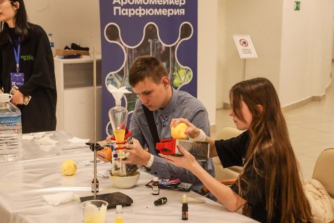 Фото-репортаж: Парфюм, шарики сока, личный сад, квиз – научный фестиваль работает в ДВФУ