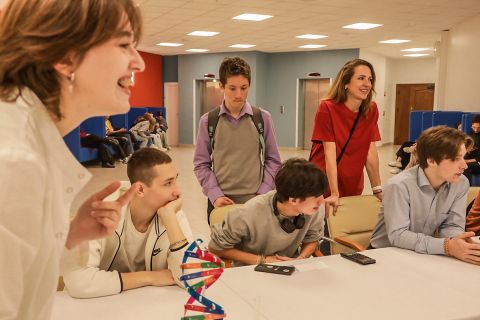 Фото-репортаж: Парфюм, шарики сока, личный сад, квиз – научный фестиваль работает в ДВФУ