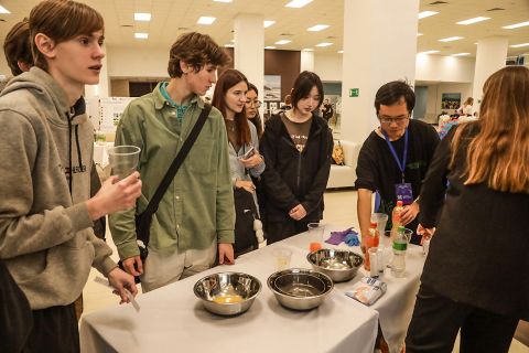 Фото-репортаж: Парфюм, шарики сока, личный сад, квиз – научный фестиваль работает в ДВФУ