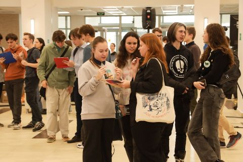 Фото-репортаж: Парфюм, шарики сока, личный сад, квиз – научный фестиваль работает в ДВФУ