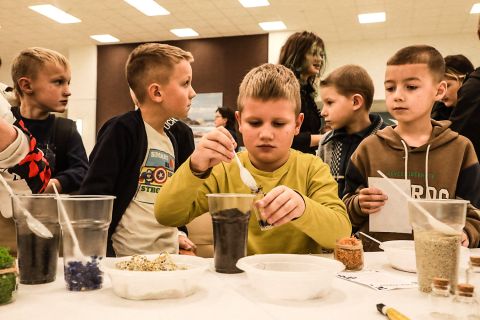 Фото-репортаж: Парфюм, шарики сока, личный сад, квиз – научный фестиваль работает в ДВФУ