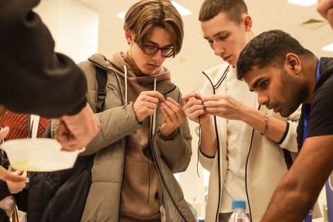 Фото-репортаж: Парфюм, шарики сока, личный сад, квиз – научный фестиваль работает в ДВФУ