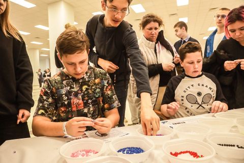 Фото-репортаж: Парфюм, шарики сока, личный сад, квиз – научный фестиваль работает в ДВФУ