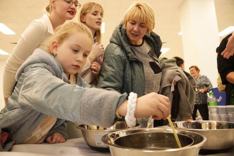 Фото-репортаж: Парфюм, шарики сока, личный сад, квиз – научный фестиваль работает в ДВФУ