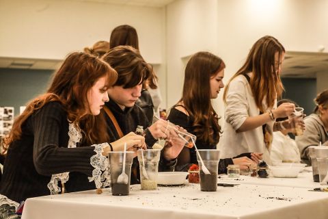 Фото-репортаж: Парфюм, шарики сока, личный сад, квиз – научный фестиваль работает в ДВФУ