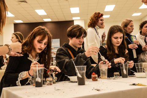 Фото-репортаж: Парфюм, шарики сока, личный сад, квиз – научный фестиваль работает в ДВФУ