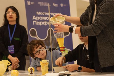 Фото-репортаж: Парфюм, шарики сока, личный сад, квиз – научный фестиваль работает в ДВФУ