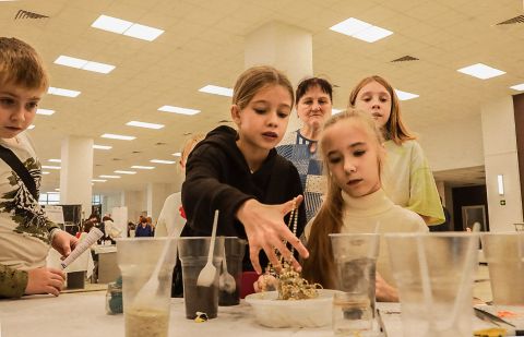 Фото-репортаж: Парфюм, шарики сока, личный сад, квиз – научный фестиваль работает в ДВФУ