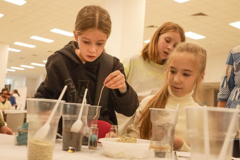 Фото-репортаж: Парфюм, шарики сока, личный сад, квиз – научный фестиваль работает в ДВФУ