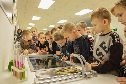 Фото-репортаж: Парфюм, шарики сока, личный сад, квиз – научный фестиваль работает в ДВФУ