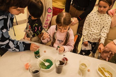 Фото-репортаж: Парфюм, шарики сока, личный сад, квиз – научный фестиваль работает в ДВФУ