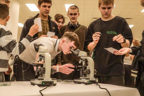 Фото-репортаж: Парфюм, шарики сока, личный сад, квиз – научный фестиваль работает в ДВФУ