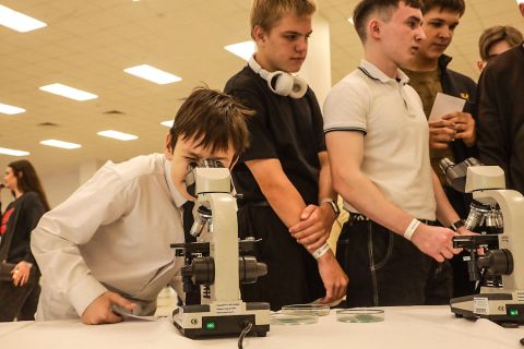 Фото-репортаж: Парфюм, шарики сока, личный сад, квиз – научный фестиваль работает в ДВФУ