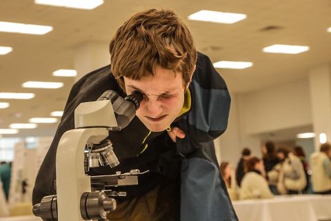 Фото-репортаж: Парфюм, шарики сока, личный сад, квиз – научный фестиваль работает в ДВФУ