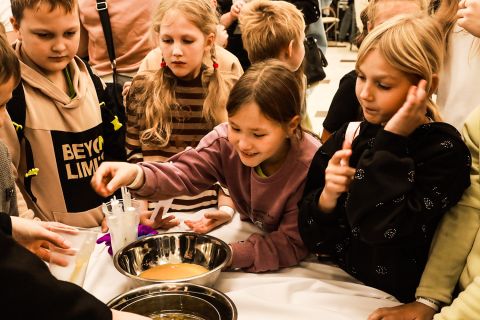 Фото-репортаж: Парфюм, шарики сока, личный сад, квиз – научный фестиваль работает в ДВФУ