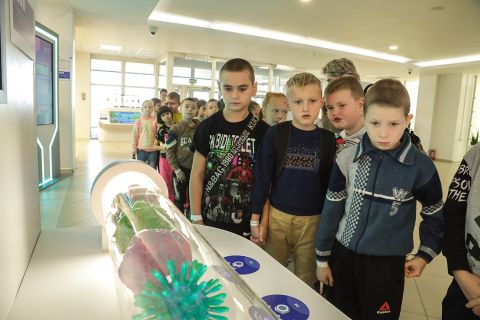 Фото-репортаж: Парфюм, шарики сока, личный сад, квиз – научный фестиваль работает в ДВФУ