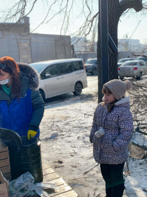 Фото-репортаж: Полевые кухни продолжают работать во Владивостоке