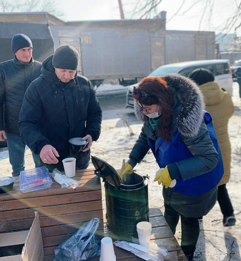 Фото-репортаж: Полевые кухни продолжают работать во Владивостоке