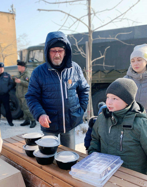 Фото-репортаж: Полевые кухни продолжают работать во Владивостоке