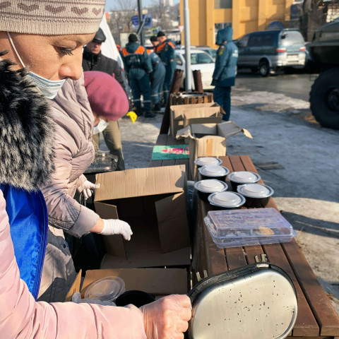 Фото-репортаж: Полевые кухни продолжают работать во Владивостоке