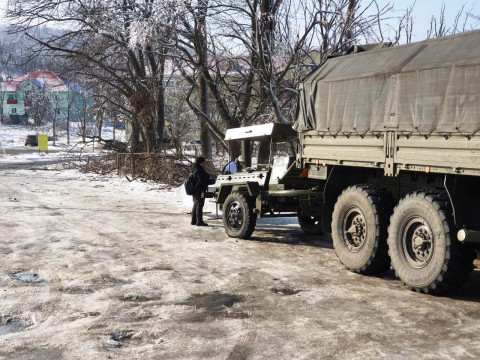 Фото-репортаж: «Сами просеку прорубали»: как выживают жители острова Русский без света
