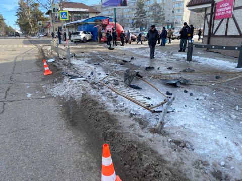 Фото-репортаж: Автомобиль протаранил автобусную остановку в Приморье