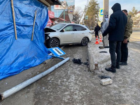 Фото-репортаж: Автомобиль протаранил автобусную остановку в Приморье