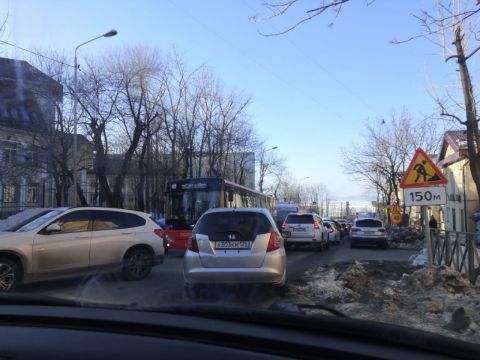 Фото-репортаж: Инцидент с грузовиком парализовал движение в микрорайоне Владивостока