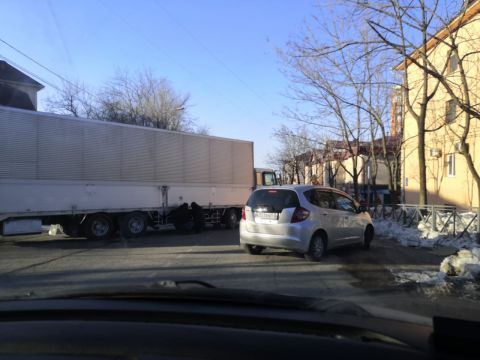 Фото-репортаж: Инцидент с грузовиком парализовал движение в микрорайоне Владивостока