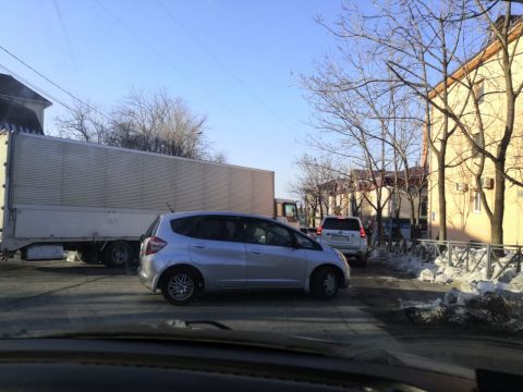 Фото-репортаж: Инцидент с грузовиком парализовал движение в микрорайоне Владивостока