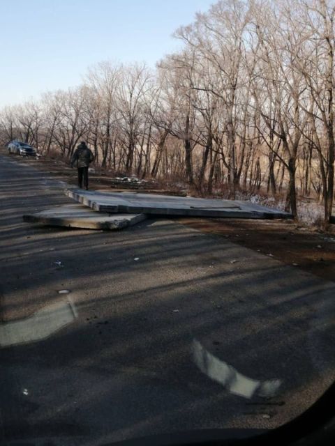 Фото-репортаж: Бетонные плиты выпали из грузовика на легковые автомобили во время движения в Приморье (ОБНОВЛЕНО)