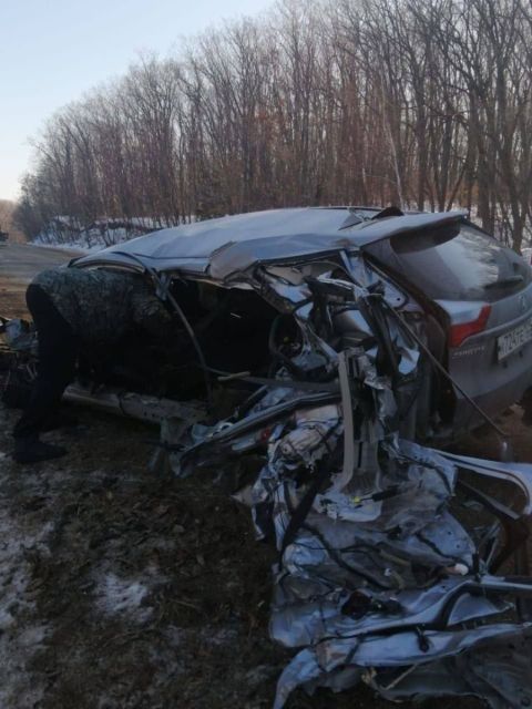 Фото-репортаж: Бетонные плиты выпали из грузовика на легковые автомобили во время движения в Приморье (ОБНОВЛЕНО)