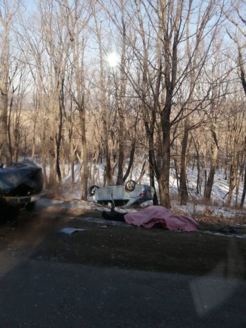 Фото-репортаж: Бетонные плиты выпали из грузовика на легковые автомобили во время движения в Приморье (ОБНОВЛЕНО)