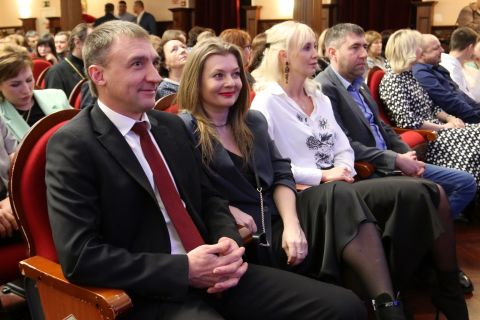 Фото-репортаж: Сергей Цой наградил приморских корабелов за добросовестный труд