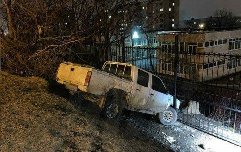Фото-репортаж: Приморец на пикапе взял на таран школу-интернат