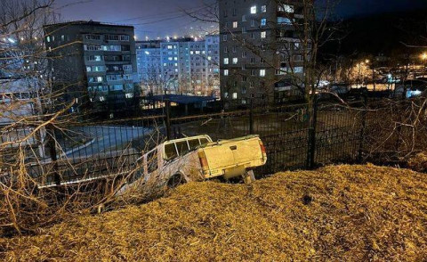 Фото-репортаж: Приморец на пикапе взял на таран школу-интернат