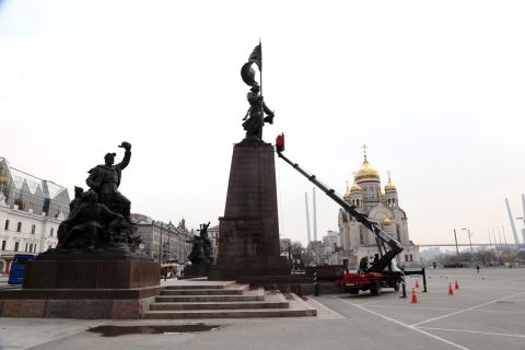 Фото-репортаж: Памятники Владивостока готовят к праздникам 