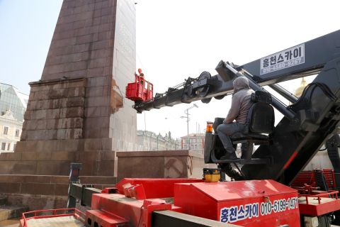 Фото-репортаж: Памятники Владивостока готовят к праздникам 