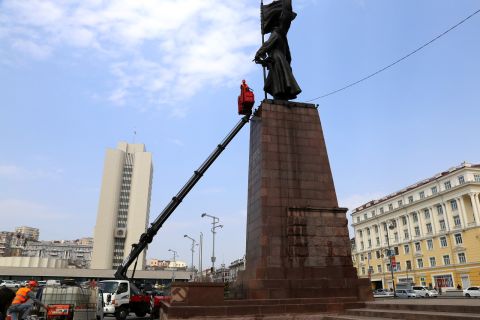 Фото-репортаж: Памятники Владивостока готовят к праздникам 