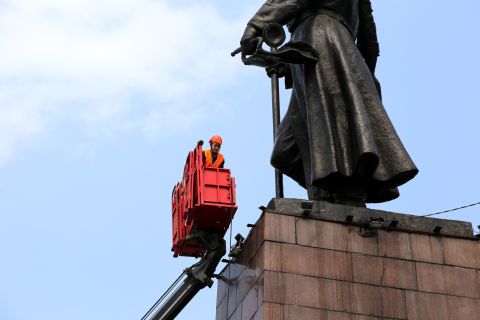 Фото-репортаж: Памятники Владивостока готовят к праздникам 